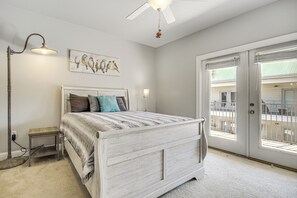 Apartment (2 Bedrooms) | Interior - Biloxi Condo w/ Community Pool ~ Half-mi to Beach! (Biloxi)