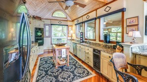 Una cocina amplia con gabinetes de madera, una isla grande y un ventilador de techo.