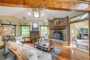 House (5 Bedrooms) | Interior