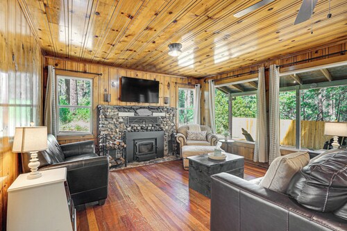 Walk to Winery: Cozy Cabin w/ Fire Pit in Murphys