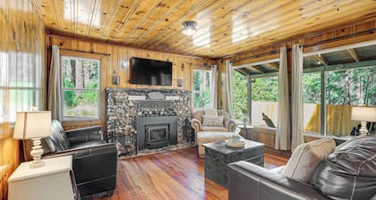 Walk to Winery: Cozy Cabin w/ Fire Pit in Murphys