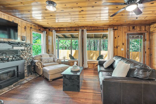 Walk to Winery: Cozy Cabin w/ Fire Pit in Murphys