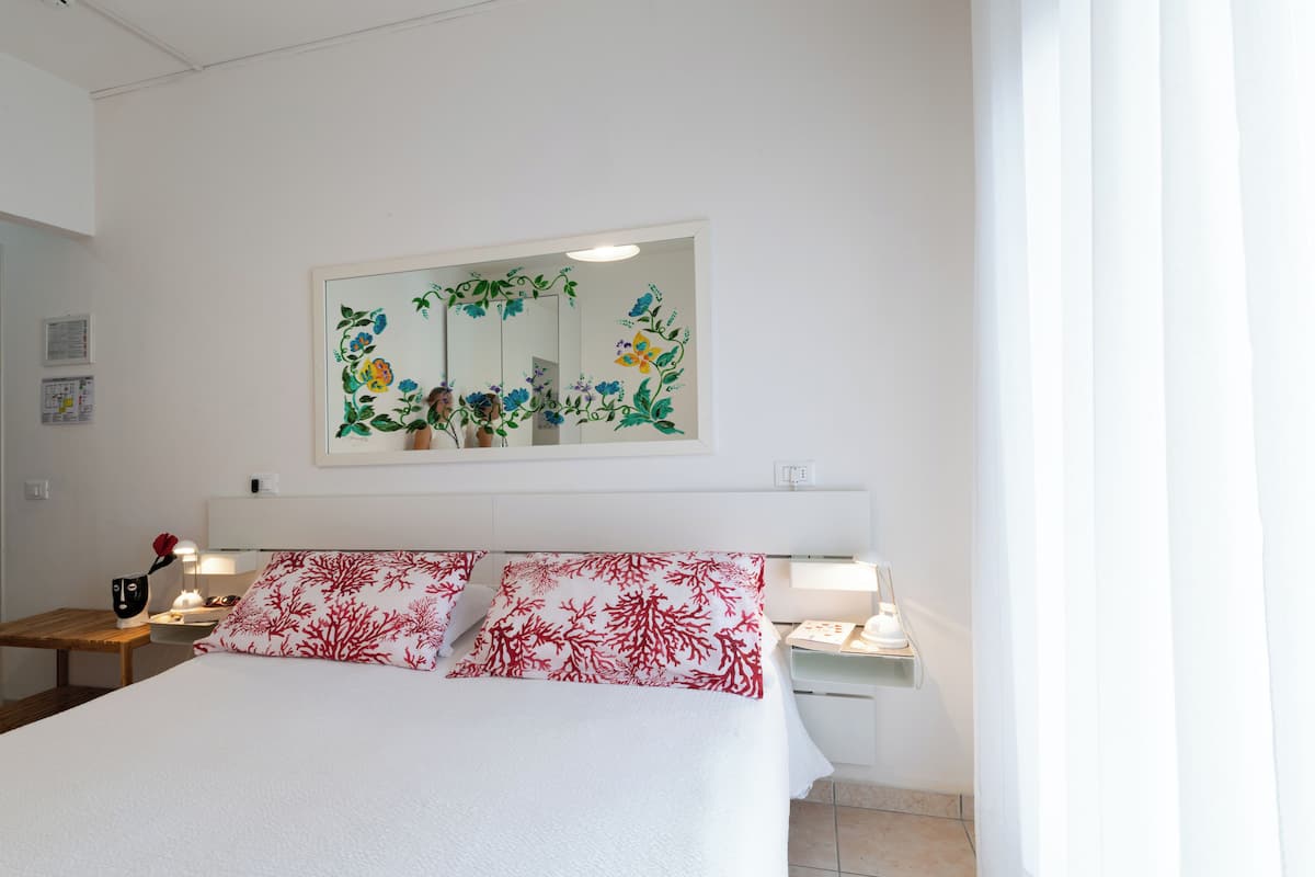 Escrivaninha, Wi-Fi de cortesia, roupa de cama