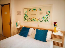 Een bureau, gratis wifi, beddengoed