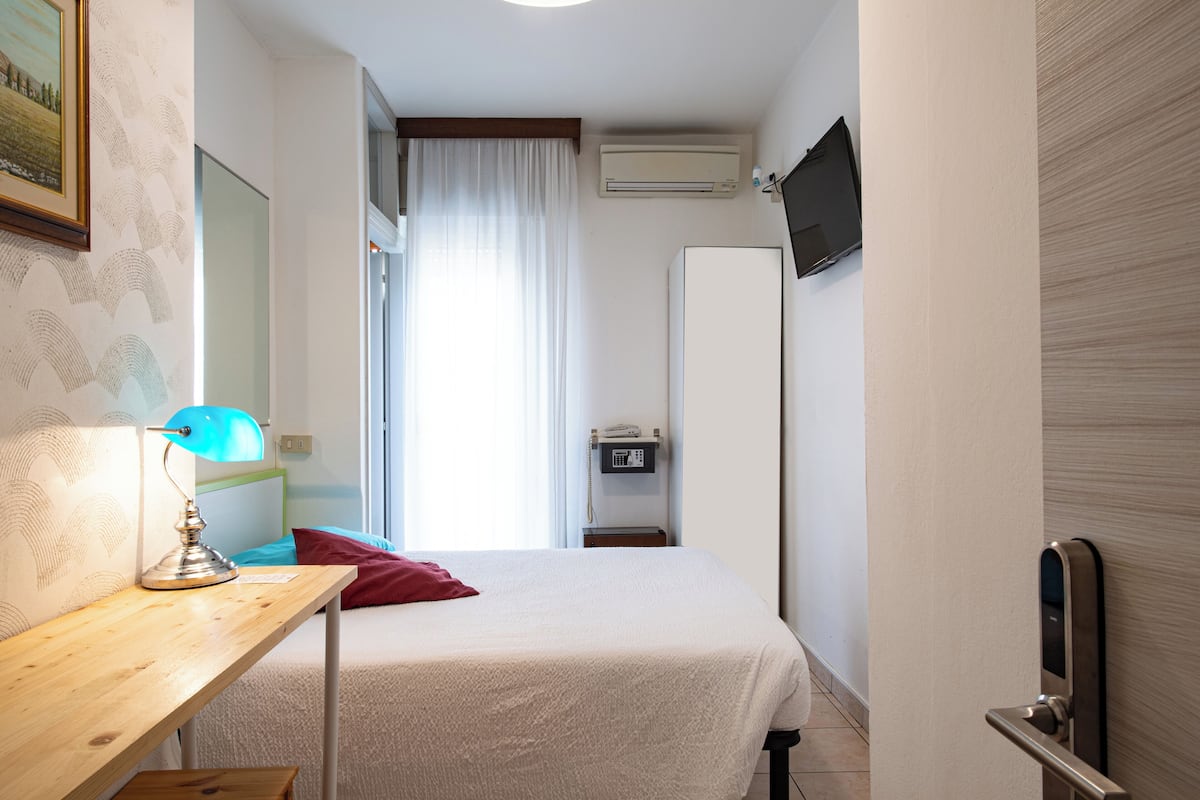 Escrivaninha, Wi-Fi de cortesia, roupa de cama