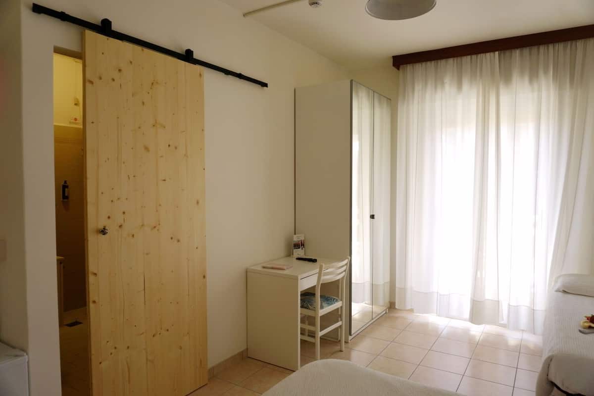 Escrivaninha, Wi-Fi de cortesia, roupa de cama
