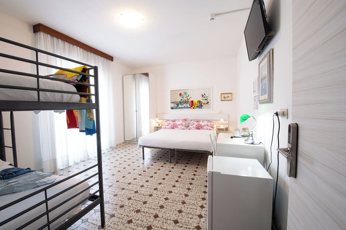 Quarto quádruplo família, sacada | Escrivaninha, Wi-Fi de cortesia, roupa de cama