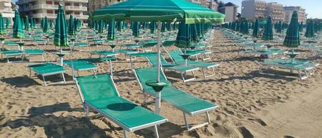 Privéstrand vlakbij, wit zand, ligstoelen, parasols