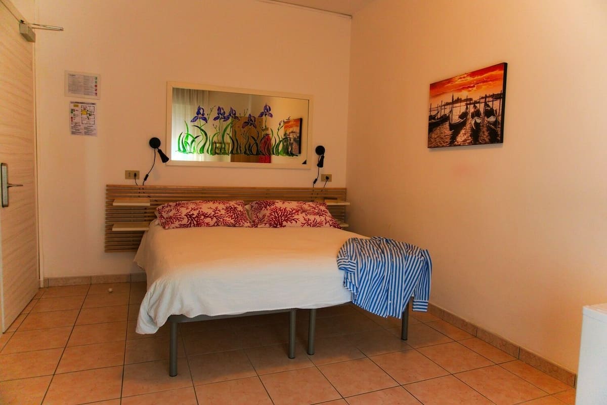 Escrivaninha, Wi-Fi de cortesia, roupa de cama