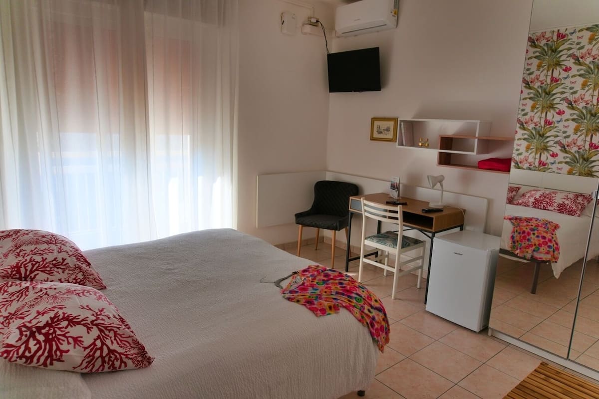 Escrivaninha, Wi-Fi de cortesia, roupa de cama
