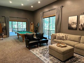 TV, fireplace - Scenic Sierra - Twain Harte Lake Access- Sleeps 18 (Twain Harte)