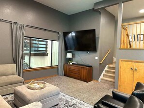 TV, fireplace - Scenic Sierra - Twain Harte Lake Access- Sleeps 18 (Twain Harte)