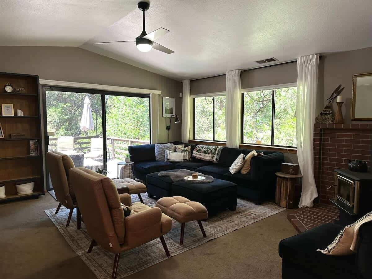 Televisión y chimenea 