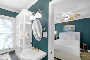 3 bedrooms, iron/ironing board, free WiFi, bed sheets - Sixth Street Retreat (Gulfport)