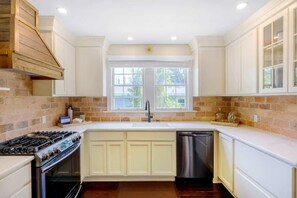 Fridge, microwave, oven, stovetop - Sixth Street Retreat (Gulfport)