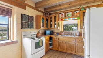 Refrigerador, microondas, parrilla de estufa y cafetera y tetera