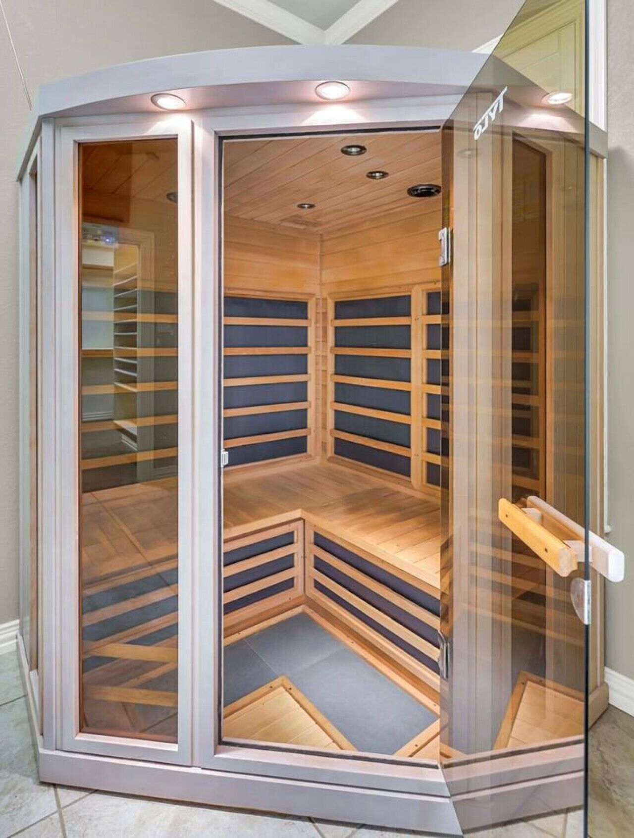 Una habitación de esquina con puerta de cristal, suelo de madera y estanterías empotradas.