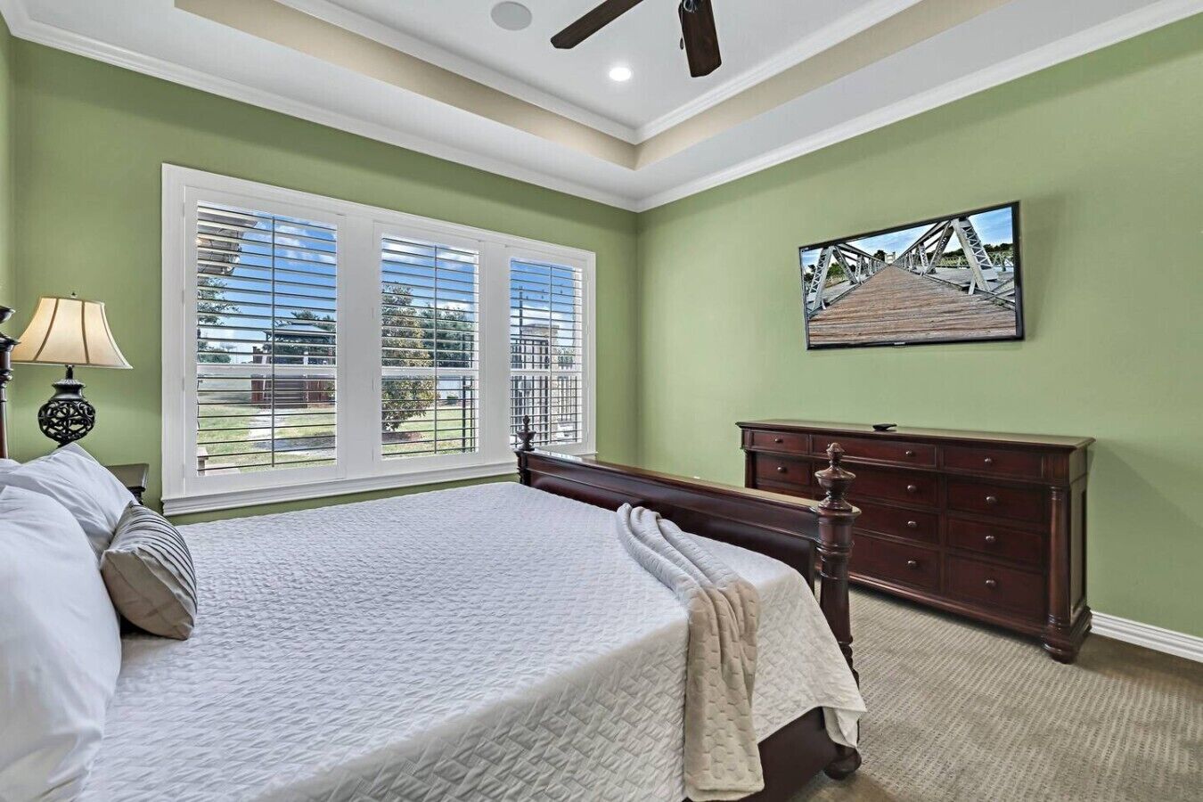 3 bedrooms, iron/ironing board, WiFi, bed sheets