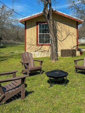 Property grounds - Wagon Wheel Cottage Couples Getaway in the Country (Waco)