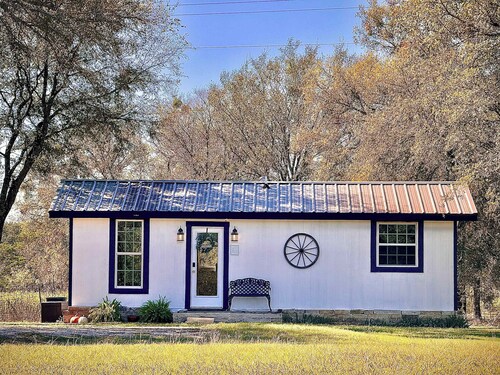 Wagon Wheel Cottage Couples Getaway in the Country