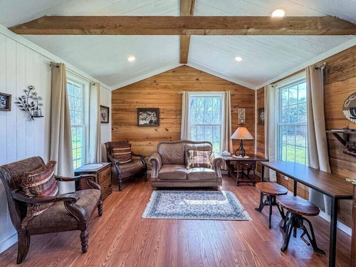 Wagon Wheel Cottage Couples Getaway in the Country