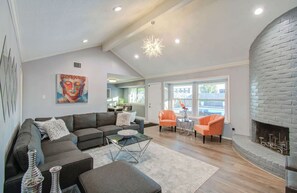 TV - Your Houston Vacation Getaway, 4-BD, Pool, Patio (Houston)