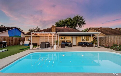 Your Houston Vacation Getaway, 4-BD, Pool, Patio