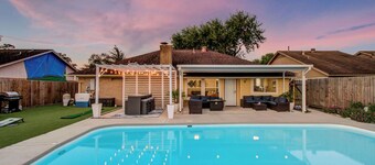 Your Houston Vacation Getaway, 4-BD, Pool, Patio