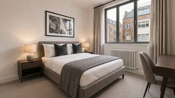 2 slaapkamers, een bureau, een strijkplank/strijkijzer, reisbedje