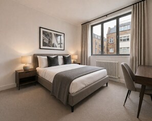 2 bedrooms, desk, iron/ironing board, travel cot - Spacious & Quiet 2 Bed By Liverpool St/Spitalfields (London)