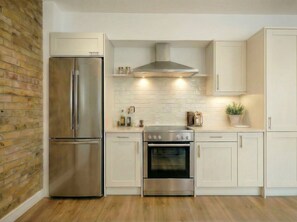 Fridge, microwave, oven, stovetop - Spacious & Quiet 2 Bed By Liverpool St/Spitalfields (London)