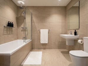Shower, hair dryer, towels, soap - Spacious & Quiet 2 Bed By Liverpool St/Spitalfields (London)