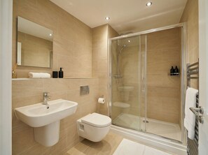 Een douche, een haardroger, handdoeken, zeep