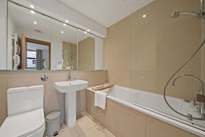 Dusj, hårføner, håndklær og såpe