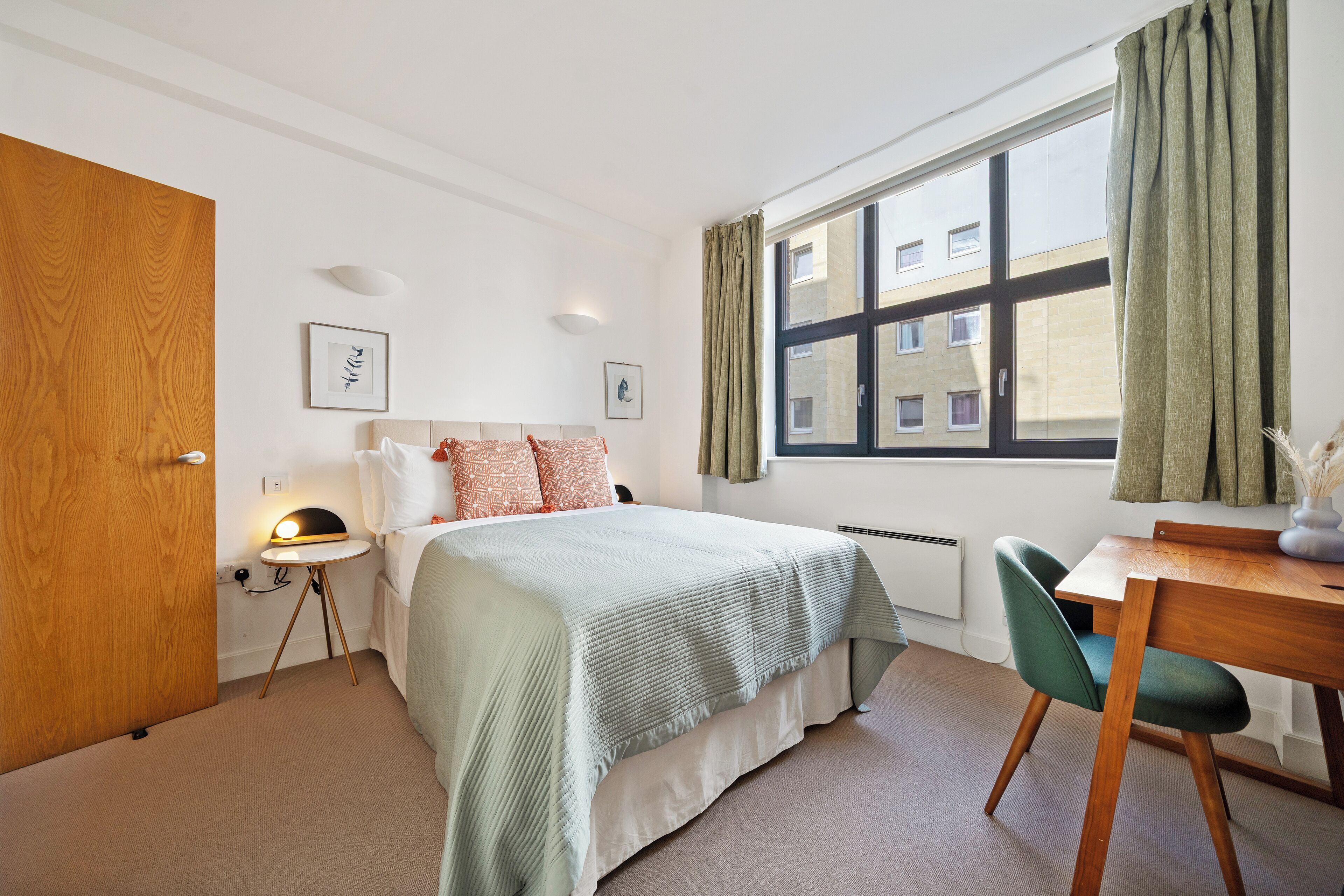 2 habitaciones, escritorio y tabla de planchar con plancha 