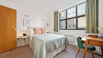 2 habitaciones, escritorio y tabla de planchar con plancha