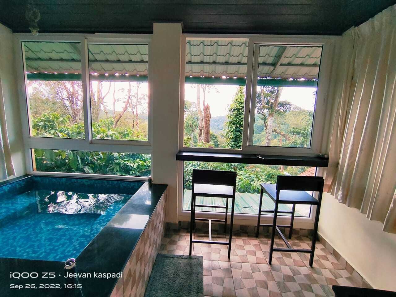 ลักซ์ชัวรี่คอทเทจ, วิวภูเขา | บริเวณนั่งเล่น | ทีวี