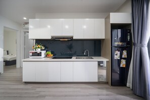 Een koelkast, een microgolfoven, een kookplaat, een waterkoker