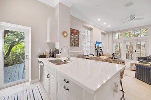 冷蔵庫、電子レンジ、オーブン、コンロ