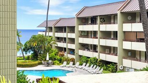 Ein Hotel mit mehreren Balkonen, einem Swimmingpool und Meerblick.