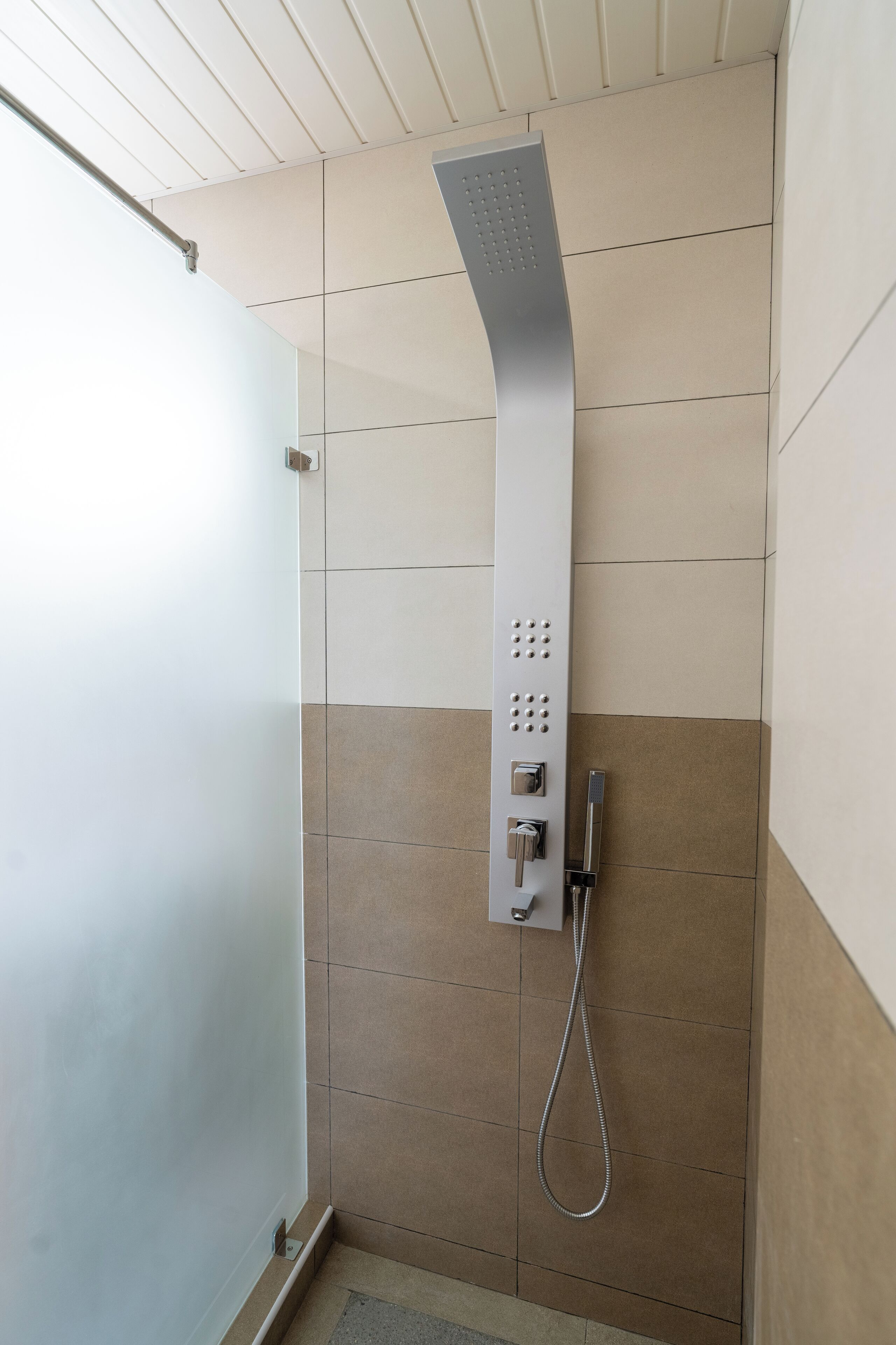 Family Apartment, 2 Bedrooms, Kitchen, Sea View | Bathroom | Shower, towels, soap, shampoo