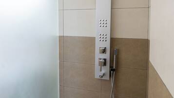 Family Apartment, 2 Bedrooms, Kitchen, Sea View | Bathroom | Shower, towels, soap, shampoo