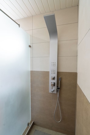 Familienapartment, 2 Schlafzimmer, Küche, Meerblick | Badezimmer