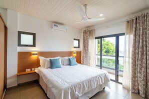 Apartment, 1 Schlafzimmer, Küche, Meerblick | Zimmersafe, laptopgeeigneter Arbeitsplatz, Bügeleisen/Bügelbrett