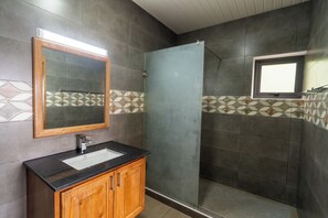 Apartment, 1 Schlafzimmer, Küche, Meerblick | Badezimmer | Dusche, Handtücher, Seife, Shampoo