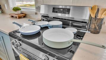 Een koelkast, een magnetron, een oven, een kookplaat