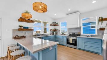 Een koelkast, een microgolfoven, een oven, een kookplaat