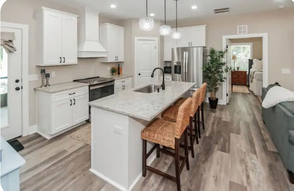 Mikrowelle, Ofen, Herdplatte, Geschirrspüler