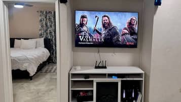 2 bedrooms, desk, iron/ironing board, WiFi