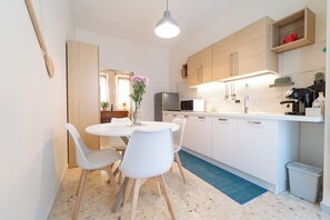 Réfrigérateur, micro-ondes, plaque de cuisson, bouilloire électrique